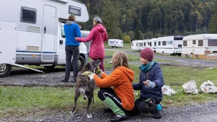 Diese Familie aus Deutschland gehört auf dem Campingplatz im Vorauen zu den wenigen letzten Gästen, die kurz vor Saison­ende angereist sind.