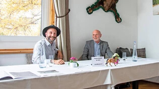 Im Fonduestübli: Lorenzo Polin und Alf Bolt (rechts) vom losen Verbund «Freunde der Reithalle» informieren die Medien im Hotel «Waldhaus am See» in St. Moritz.