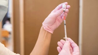 Fast niemand will mehr: Im Glarnerland ist die Nachfrage nach der Corona-Impfung sehr klein, weshalb das Impfzentrum auf Ende Jahr geschlossen wird. Wer will, kann sich im nächsten Jahr in der Apotheke Glarus impfen lassen.