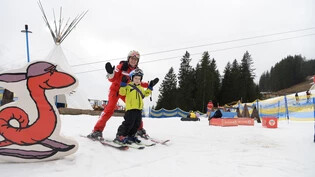 «Kinder wollen Ski fahren»: Trotz aperer Alpweiden bieten die Sportbahnen Elm für Familien und Skischulen im Ämpächli Möglichkeiten zum Üben an. 