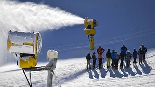 Schneekanonen sind matchentscheidend: Die grossen Bündner Skigebiete produzieren den Schnee schon in der Vorsaison en masse – wie etwa hier auf dem Weissfluhjoch im Skigebiet von Davos Klosters.
