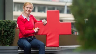 Prägendes Element: Denise Ryffel, scheidende Geschäftsführerin des Schweizerischen Roten Kreuzes Graubünden, posiert mit dem Symbol, dem sie sich 22 Jahre lang mit Leidenschaft verpflichtet hat. 