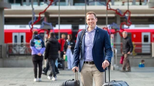 Ist sich Kofferschleppen gewöhnt: Livio Götz, zukünftiger Marktleiter Golfstaaten bei Schweiz Tourismus, ist gerade beim Bahnhof in Chur angekommen.