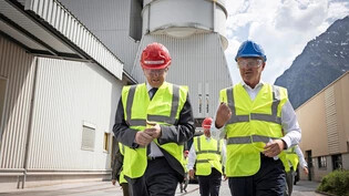 Gespannter Zuhörer: Bundesrat Albert Rösti (links) lässt sich von Firmeninhaber Heinz Marti die Technologie erklären, mit der die Kalkfabrik Netstal klimaneutral werden will.