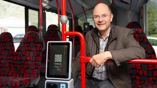 Sieht Venda auf dem richtigen Weg: Ralf Kollegger, Geschäftsleiter Bus und Service AG, in einem Chur Bus – vor ihm ein Venda-Ticketautomat.