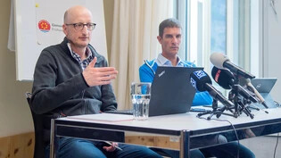 Mediengespräch in Chur: Stefan Schneider (links), Leiter des Frühwarndienstes, und Andreas Huwiler, Projektleiter Naturgefahren beim Kanton Graubünden, erklären das Frühwarnsystem von Brienz/Brinzauls.