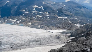 Direkt neben der Skipiste auf fast 2600 Metern über Meer: Unterhalb des Vorabgletschers im Laaxer Skigebiet soll bis Ende 2025 ein Solarkraftwerk installiert werden.