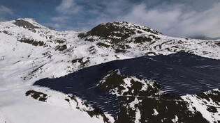 In der Surselva sind die Grosssolaranlagen auf gutem Weg: Der Schweizer Energiekonzern Axpo will bereits im nächsten Jahr mit dem Bau eines elf Fussballfelder grossen Solarkraftwerks im Skigebiet Disentis beginnen.