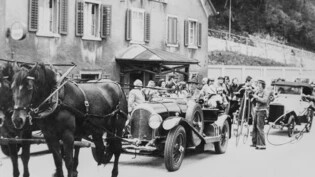Szene nachgestellt: 1975, anlässlich einer Gedenkfahrt an das Bündner Autoverbot, zogen zwei Pferde Garagist Felix Hartmann in seinem Bentley über die Tardisbrücke bei Landquart nach Chur – so wie es die Menschen vor über hundert Jahren machten.