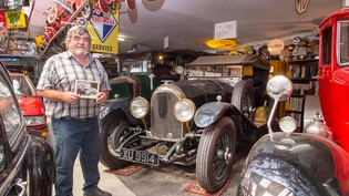 In seiner persönlichen Sammlung in Sargans: Felix Hartmann posiert vor seinem «Schatz», einem Bentley mit Baujahr 1924 – in den Händen hält er ein Erinnerungsbild von 1975.