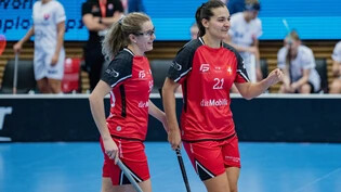 An der WM im Dezember wieder vereint: Chiara Gredig (links) und Corin Ruettimann sind zwei der fünf Bündnerinnen, die für die Weltmeisterschaft in Singapur aufgeboten worden sind.