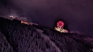 Vielen fiel in der Silvesternacht das Feuerwerk beim Restaurant Fuxägufer auf. Es habe sich um ein sogenanntes «silent», also geräuschloses, Feuerwerk gehandelt, erklärt Betreiber Dominik Rüedi.  