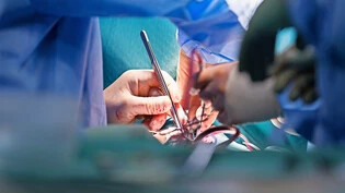 Offener Entscheid: Nicht alle Operationen sollen in Zukunft am Kantonsspital Graubünden gemacht werden.