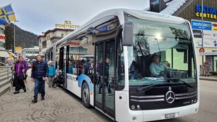 Testbetrieb im Alltag: Dieser Elektro-Gelenkbus steht die nächsten zwei Wochen in Davos im Einsatz.