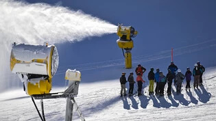 Für Schneesicherheit: Schneekanonen werden in vielen Skigebieten eingesetzt, damit auch in schneearmen Wintern skigefahren werden kann.
