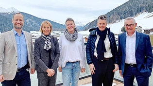 Die Davoser Gesundheitsbetriebe gehen beim HF-Pflege-Studium einen gemeinsamen Weg (v.l. die CEOs Daniel Patsch, Evelyne Wirz, Patricia Rolinger und Markus Gautschi sowie in der Bildmitte Bildungsverantwortliche Bernadette Felix).