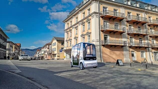 Unterwegs in die reale Zukunft: Eine Visualisierung der Projektgruppe autonomer Bus Thusis zeigt, wie sich der geplante selbstfahrende Ortsbus auf der Neudorfstrasse präsentieren wird. 