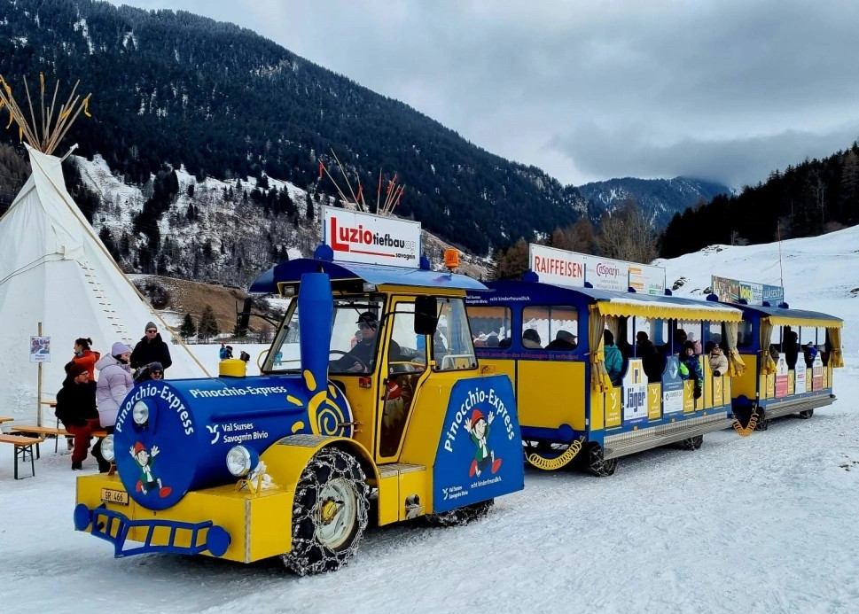 Unterwegs mit dem «Pinocchio-Express»: Im Winterwunderland dreht der Zug seine Runden.