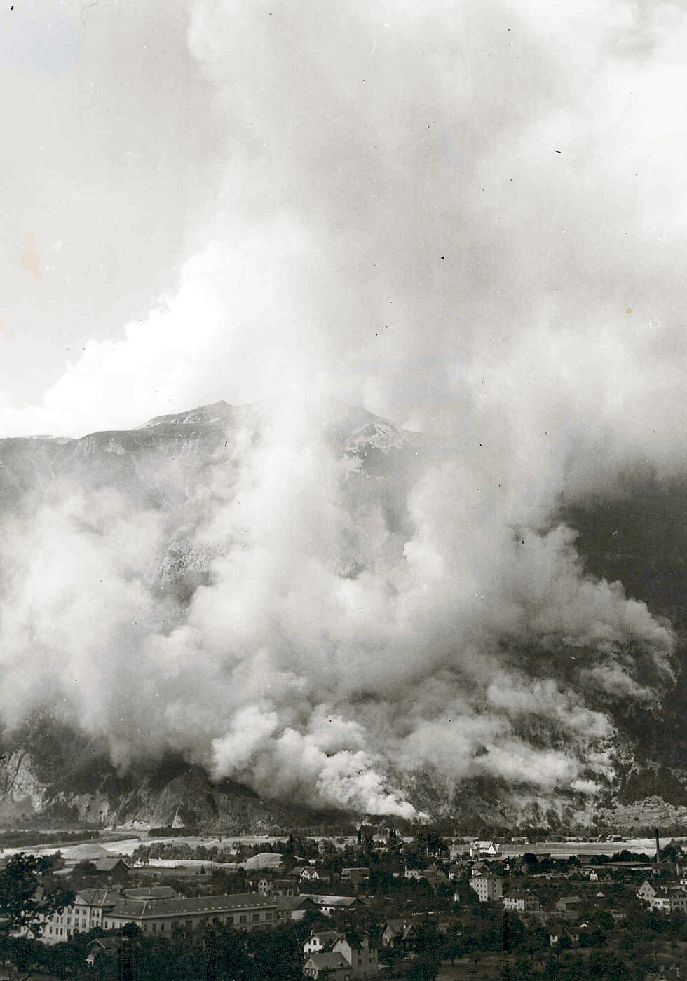 Über 3600 Helferinnen und Helfer im Einsatz: Am 20. August 1943 brannte der Wald am Calanda zwischen Haldenstein und Felsberg. Verursacht wurde der Brand durch Schiessübungen auf dem Churer Rossboden. 