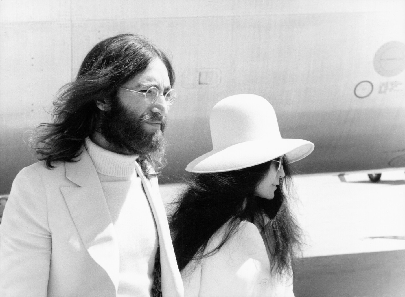 Vom Musiker zum Friedensaktivisten: John Lennon setzte sich vor seinem Tod gemeinsam mit seiner Frau Yoko Ono für den Weltfrieden ein – hier trifft das Paar im Jahr 1969 am Flughafen Genf-Cointrin ein. 
